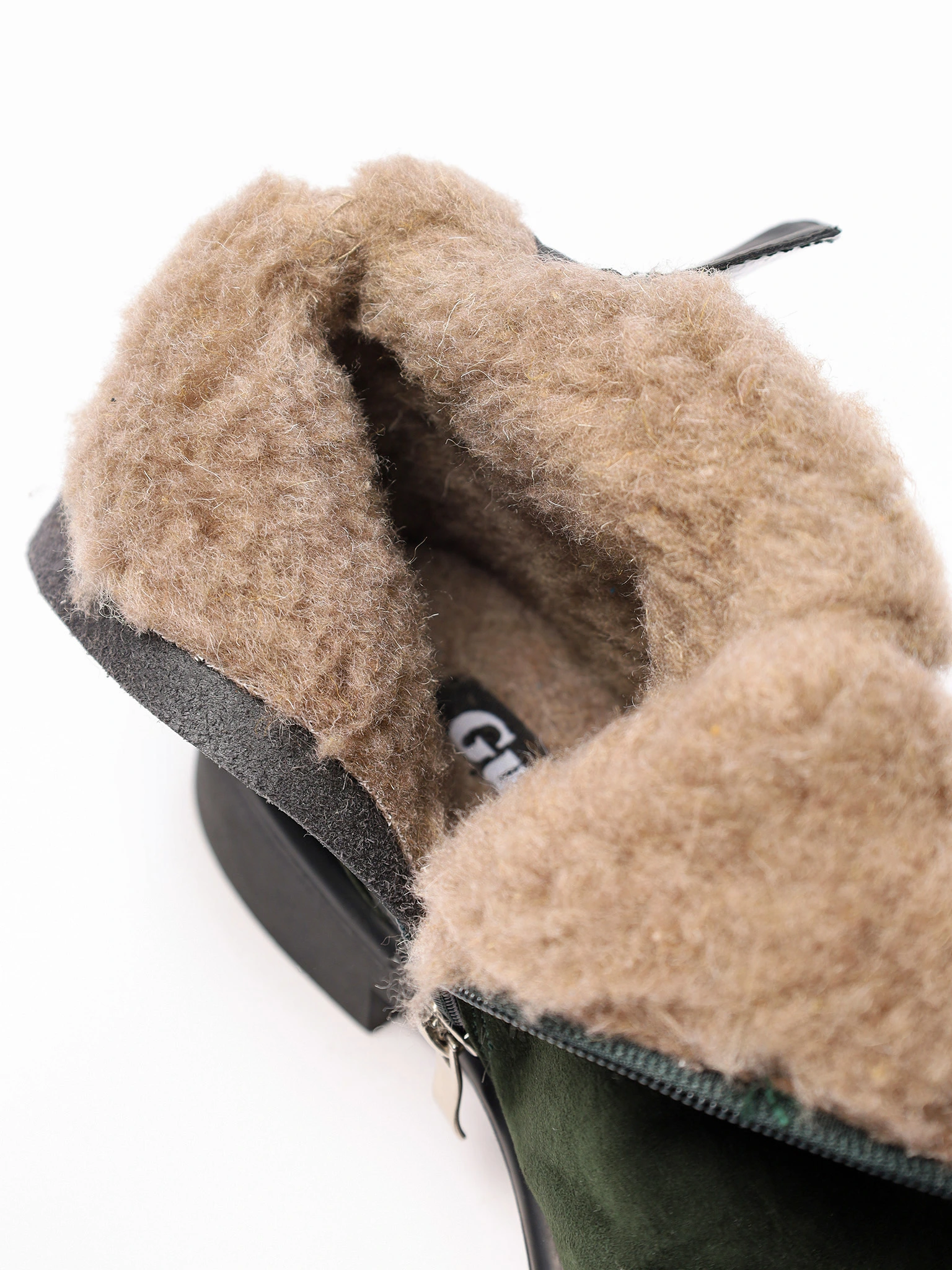 Ботинки комбинированные зеленого цвета с декоративной пряжкой